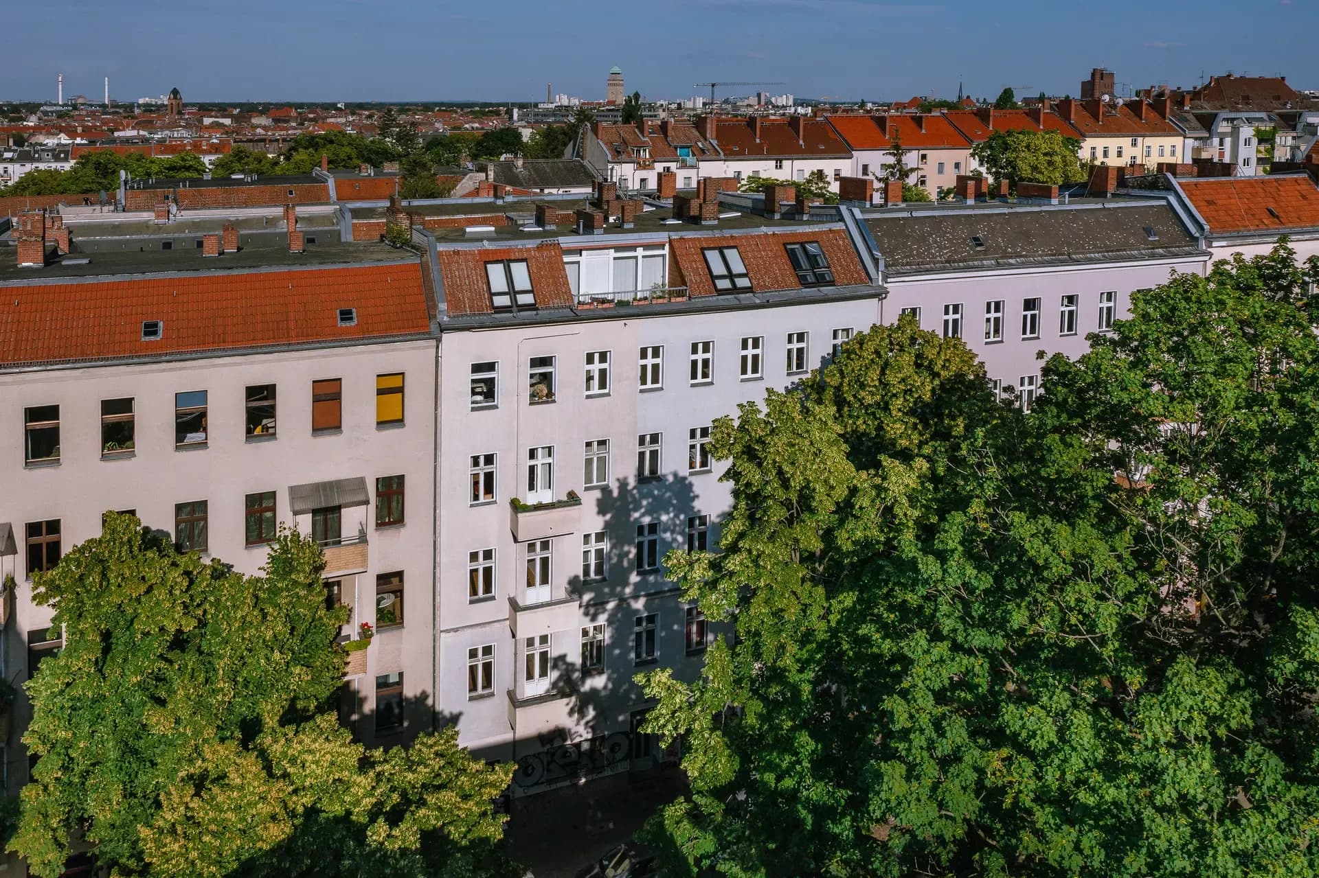 Ein Foto der Frontansicht des Gebäudes in der Lucy-Lameck-Straße 15 in Berlin-Neukölln.